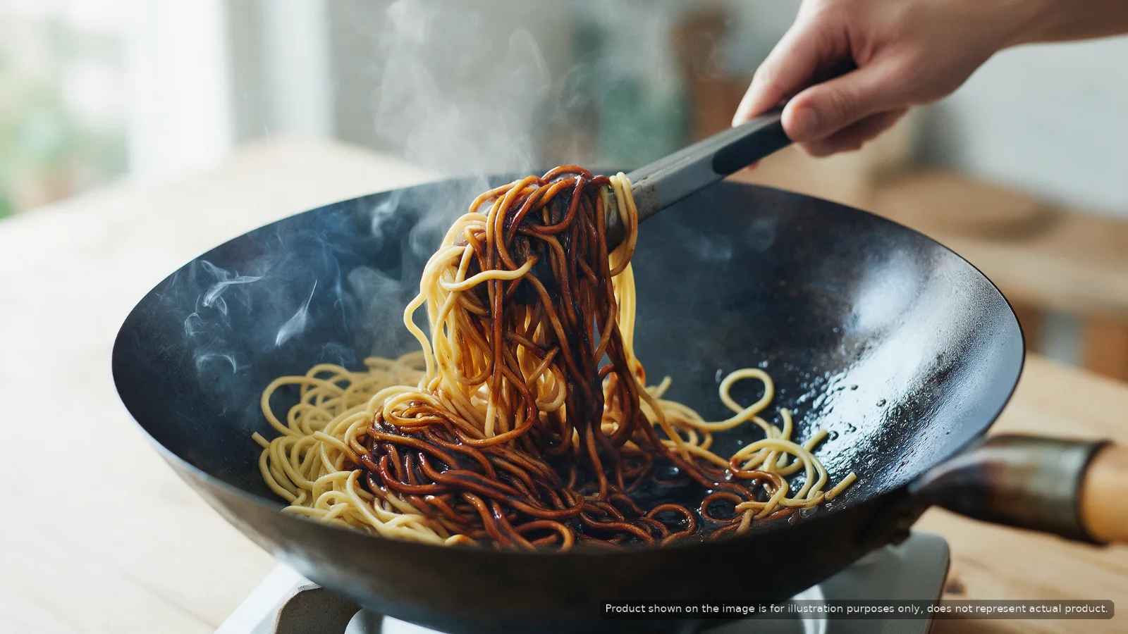 Noodles being stir-fried with Ippin Spicy Fried Noodle Paste
