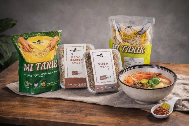 Ippin Mi Tarik, Ramen and Soba packs beside a bowl of noodle soup